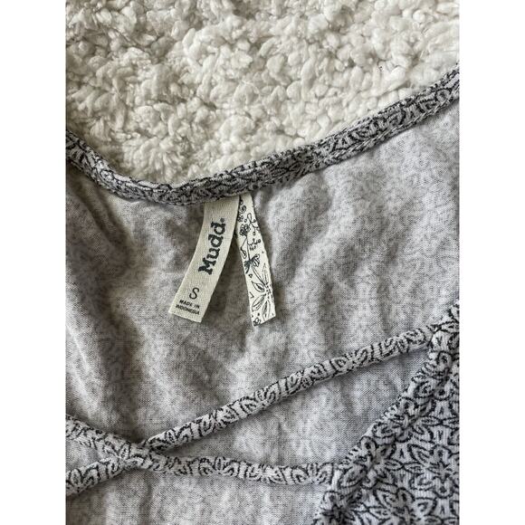 Mudd Women’s Sz. XS Rayon Blend Design Top. Soft, Comfortable - Picture 3 of 10